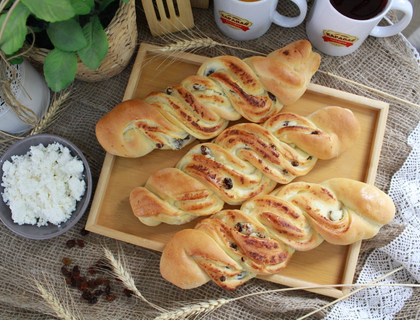 Плетенка с творогом и изюмом