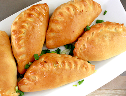 Пирожок с картофелем и зеленым луком